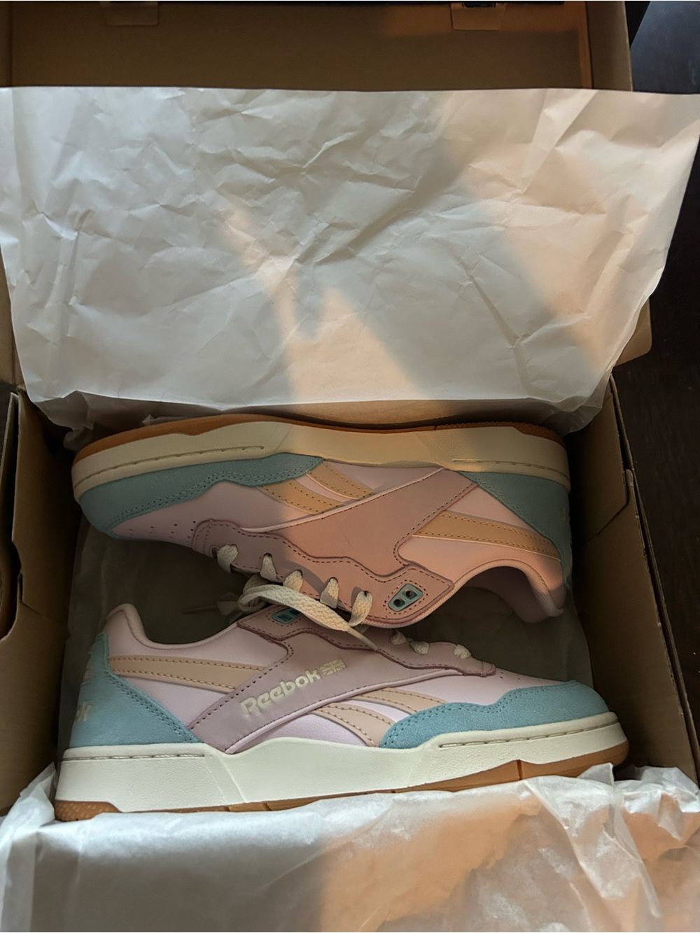 Reebok BB 4000 II Women’s Basketball Sneaker size 8 pink